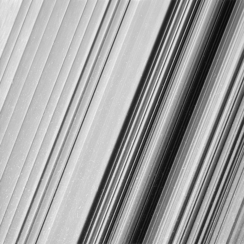 Nell’immagine l’anello B di Saturno visto dalla sonda Cassini. Gli scienziati non sanno con precisione cosa provochi le strutture osservate, ma sperano che con queste nuove immagini dettagliate sarà possibile condurre nuove indagini. Crediti: NASA/JPL-Caltech/Space Science Institute