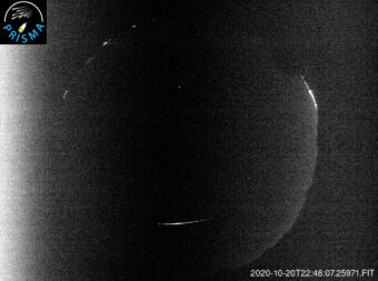 La traccia della meteora ripresa da una fotocamera della rete Prisma. Crediti: Prisma/Inaf